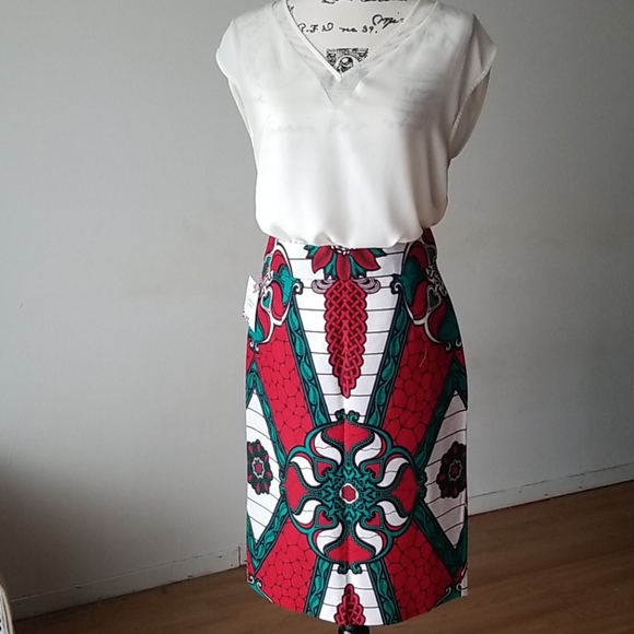 Beautifully patterned pencil skirt. Never worn. - Picture 2 of 5